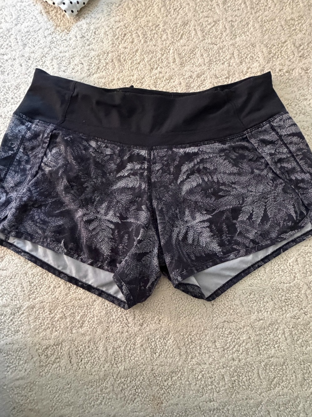 Lululemon Speed Up Running Shorts Black Gray Floral Print Size 6🩶 - Picture 3 of 5